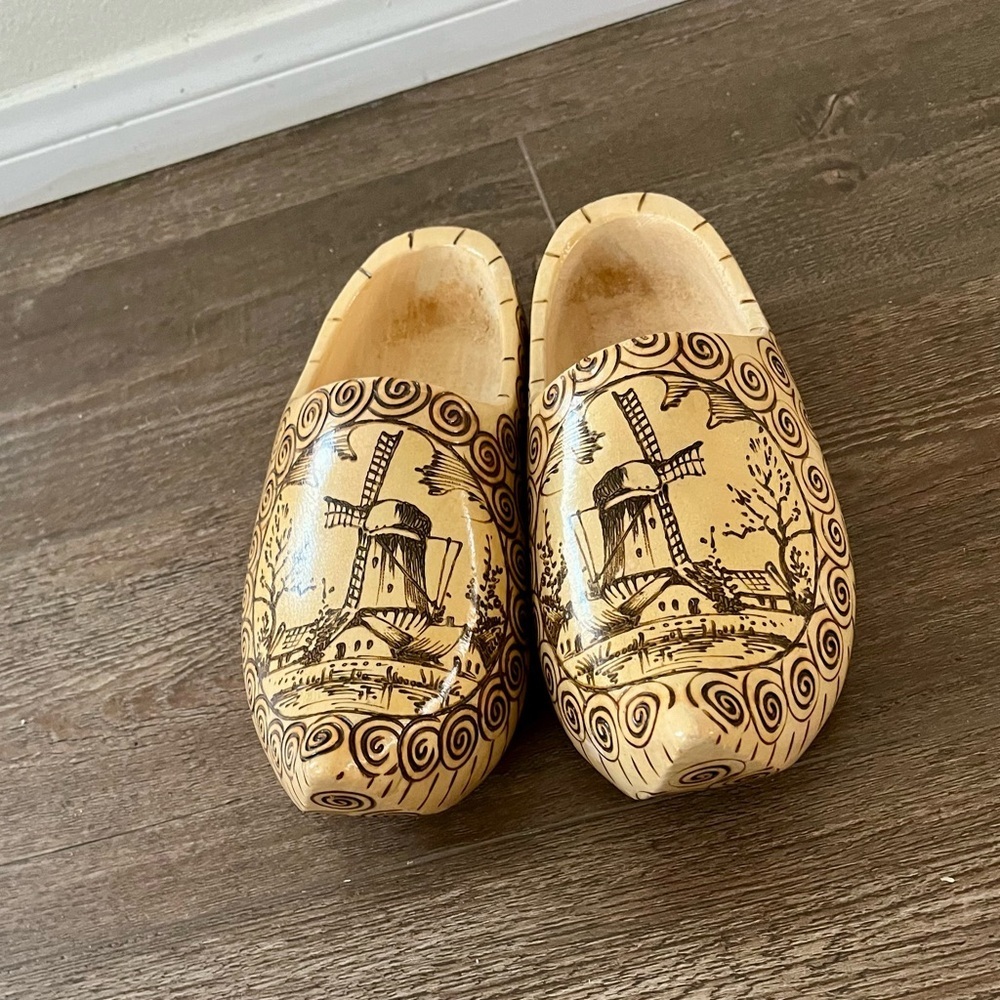 Wooden Clogs with Windmill Design - Picture 11 of 11